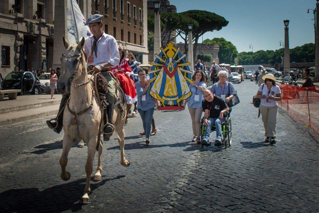 A cavallo da Papa Francesco per portare al Sabto Padre doni della sua terra